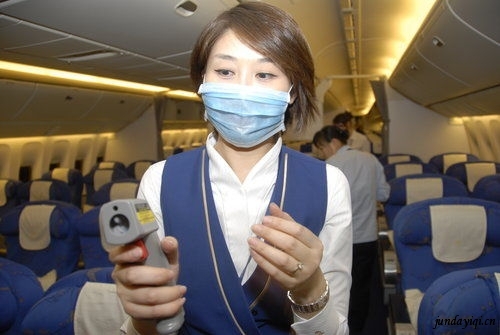 南航乘务员手持MT4红外测温仪在飞机上检测高温发烧者